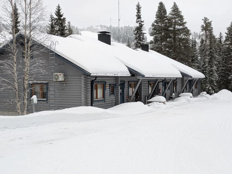 Außenansicht Blockhütte in Paljakka, Finnland
