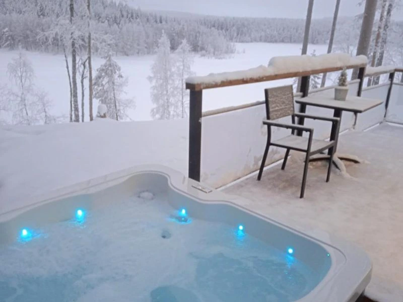 Außen-Whirlpool Glashütte Paljakka, Lappland