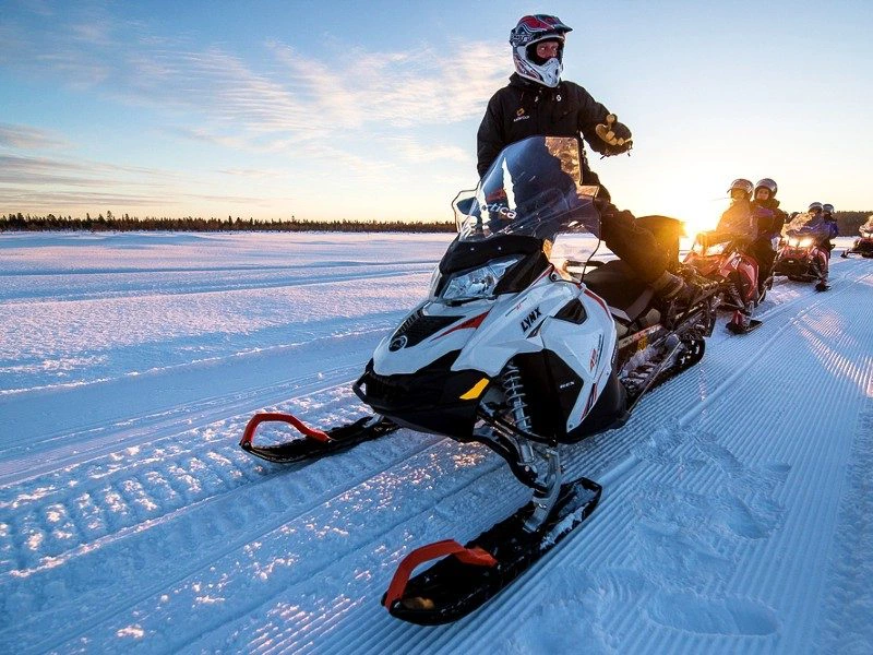 Schneemobiltour in Lappland