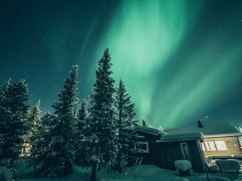 Nordlichter über der Unterkunft in Schwedisch Lappland