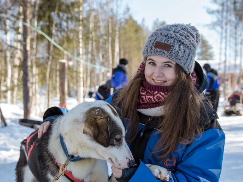 Reisende mit Husky in Lappland