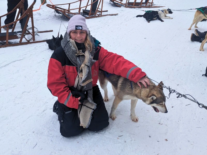 Reisende bei Huskytour nahe Rovaniemi, Lappland