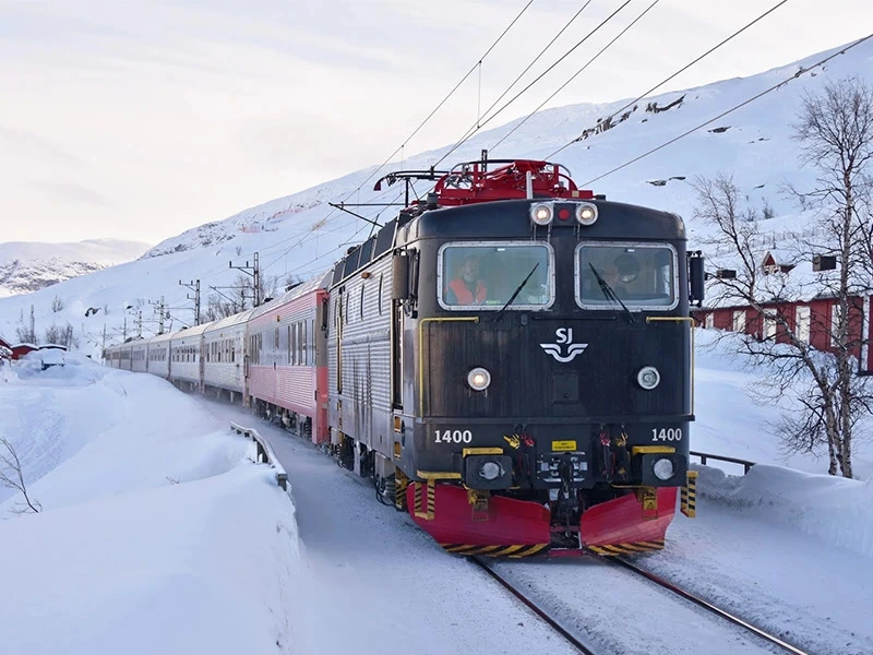 Mit dem Zug durch die verschneite Landschaft in Lappland