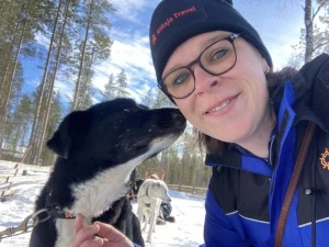 Reisende mit Hund im Schnee in Ukkohalla, Lappland