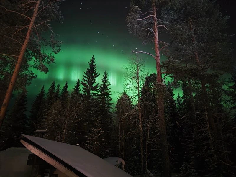 Nordlichter über der Unterkunft in Paljakka