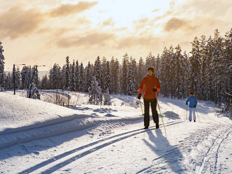 Langlaufen auf der Loipe in Ukkohalla, Finnland