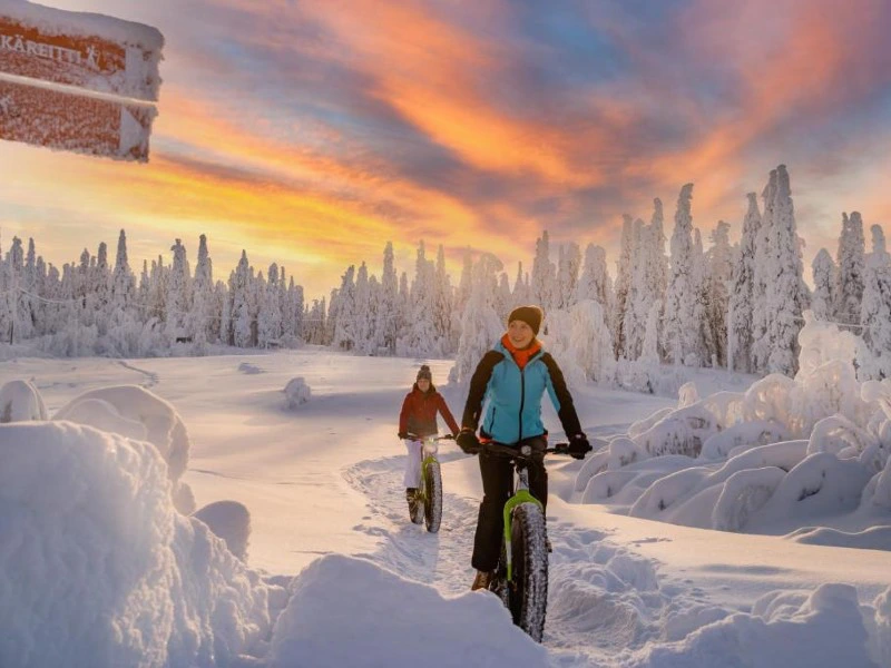 Fahrradfahrer mit Fatbike im Schnee