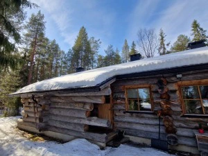 Sonnenstrahlen auf die Hütte in Pyhä