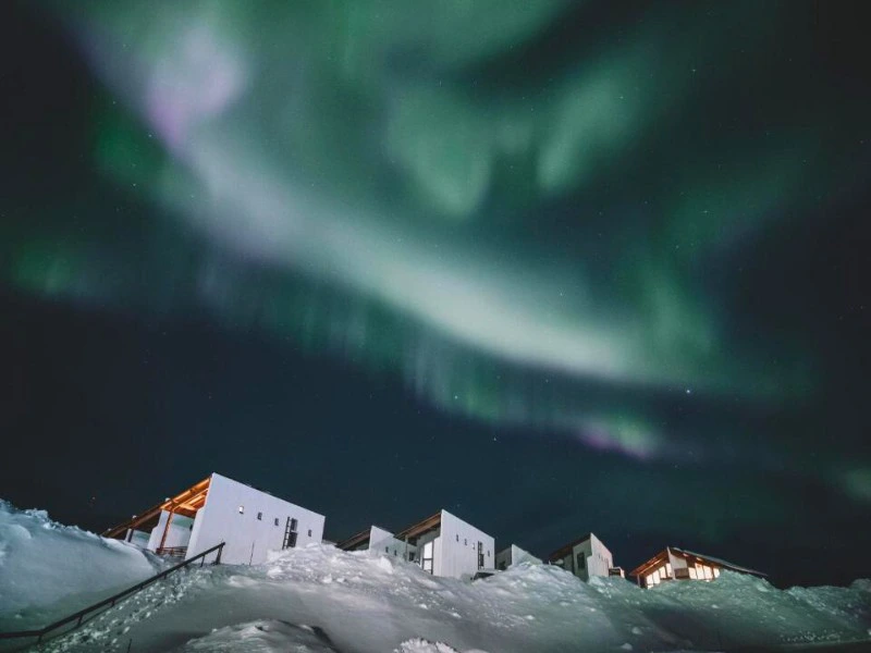 Polarlichter über den Apartments in Kilpisjärvi, Finnland