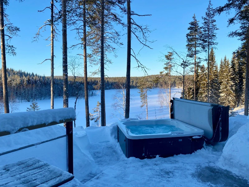 Whirlpool auf der Terrasse der Panoramahütte in Paljakka, Finnland