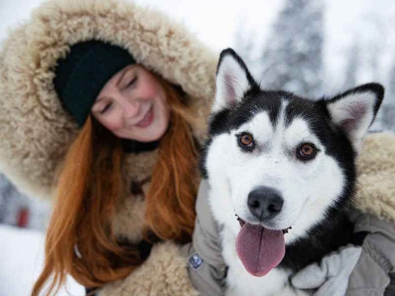 Frau mit Husky