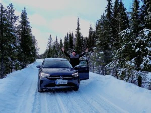 Auto in Schneelandschaft