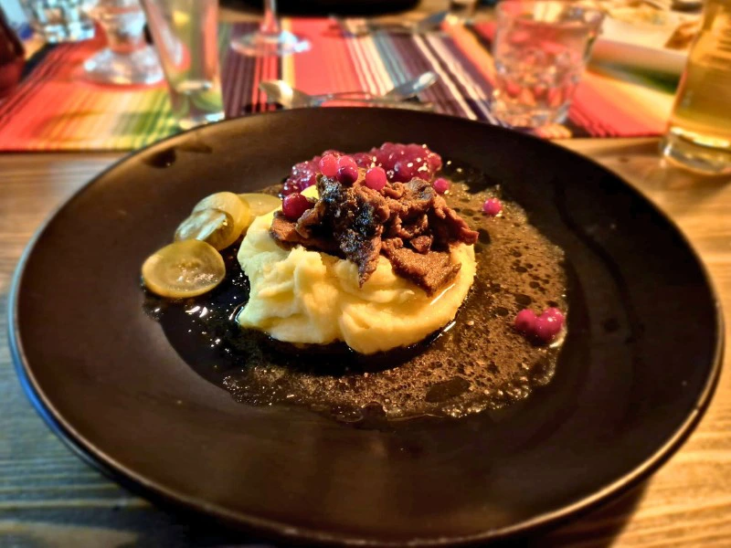 Traditionelles Dinner in Paljakka in Finnland, südlich von Lappland