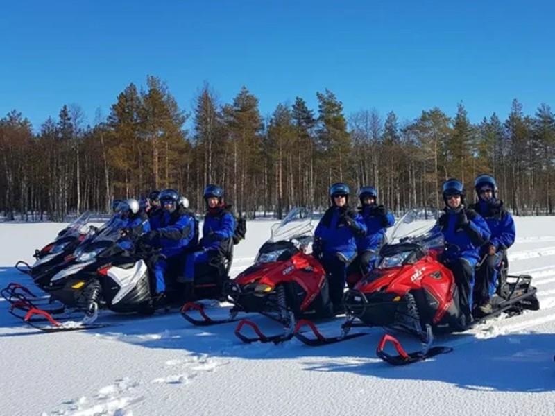 Familien-Schneemobiltour in Lappland
