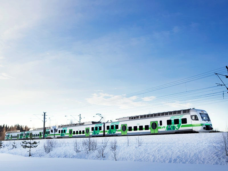 Nachtzug in Schneelandschaft