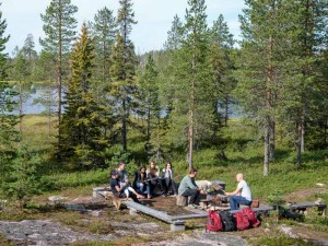 Picknick während Wanderung in Lappland im Herbst