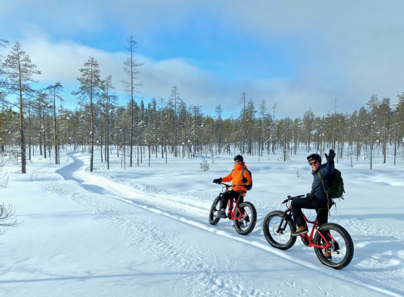 Radfahrer auf Fatbikes im Schnee, Ukkohalla Finnland