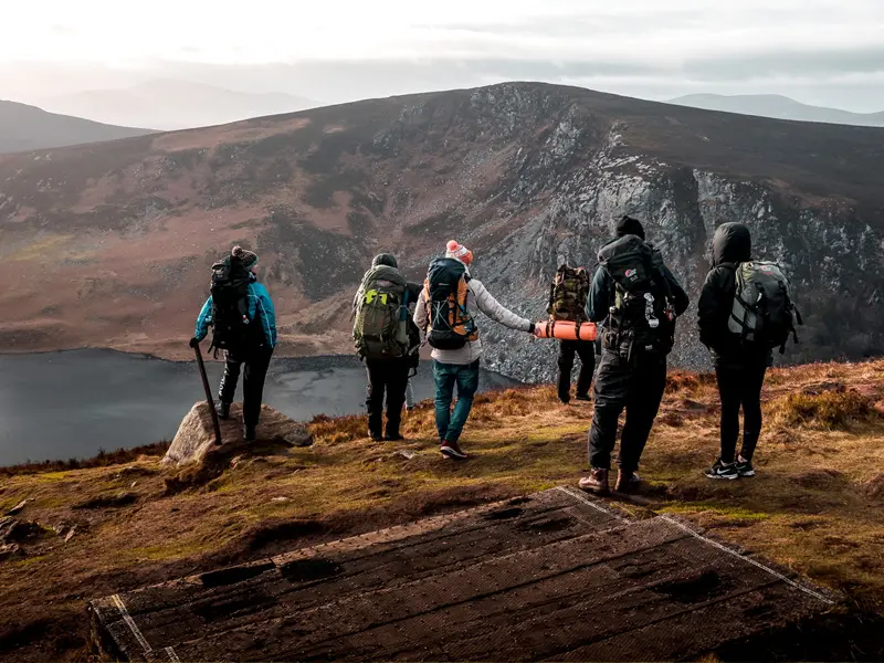 Das Erlebe Team auf der Wanderung durch die Hügellandschaft von Irland