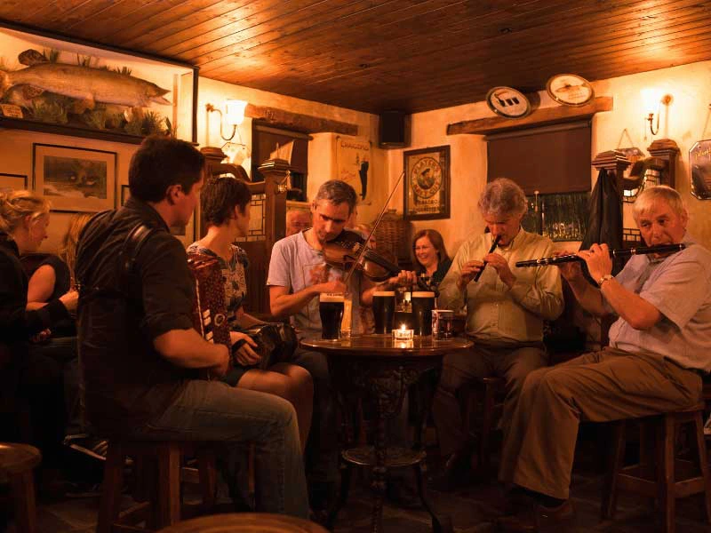Musiker im Irish Pub in Dublin, Irland