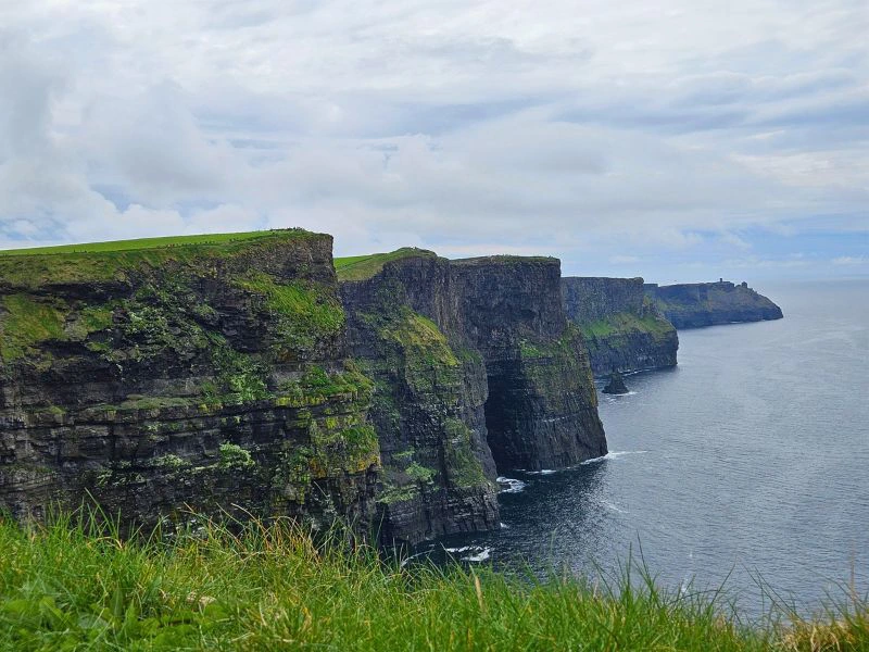 Blick auf die Cliffs of Moher in Irland