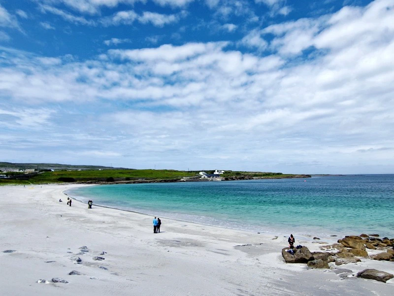 Schneeweiße Strandpromenade der Aran Islands