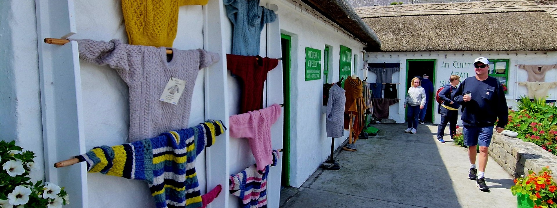 Pullover hängen an einer Hauswand auf den Aran Inseln in Irland