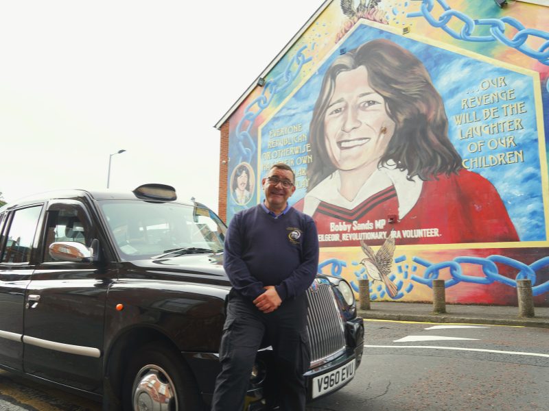 Fahrer eines der Black Cabs in Belfast