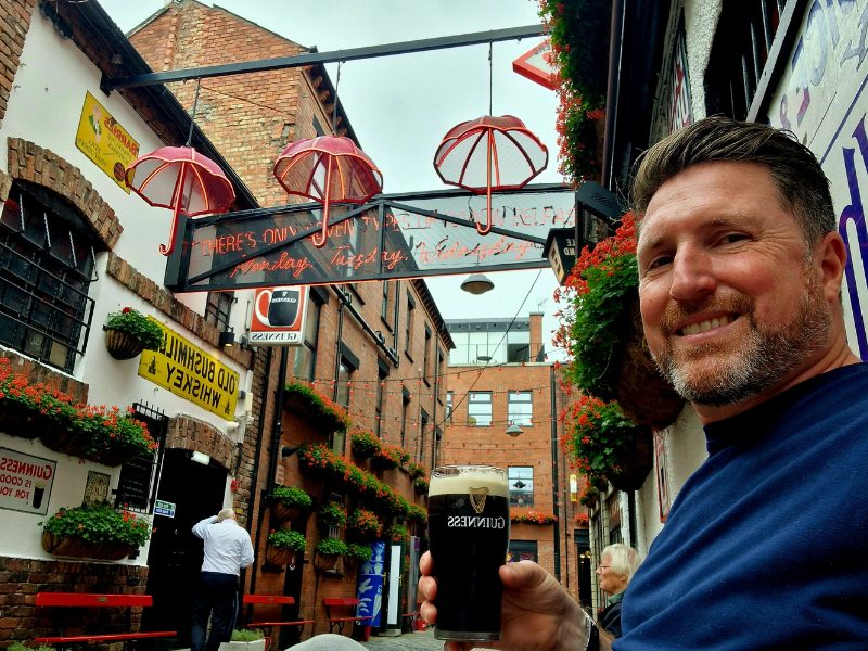 Reisender in den Straßen von Belfast