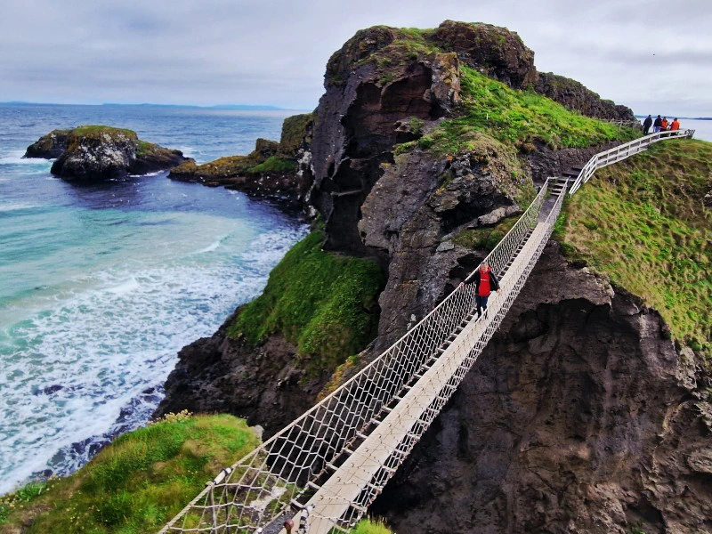 Blick auf die Hängebrücke an der Causeway Coast