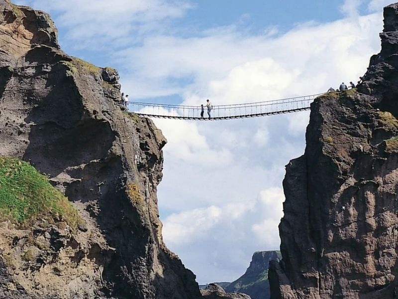 Hängebrücke über dem Atlantik in Nordirland