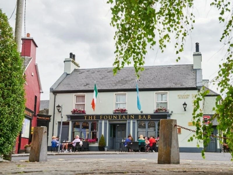 Unterkunft von außen mit Sitzgelegenheiten vor der Tür.