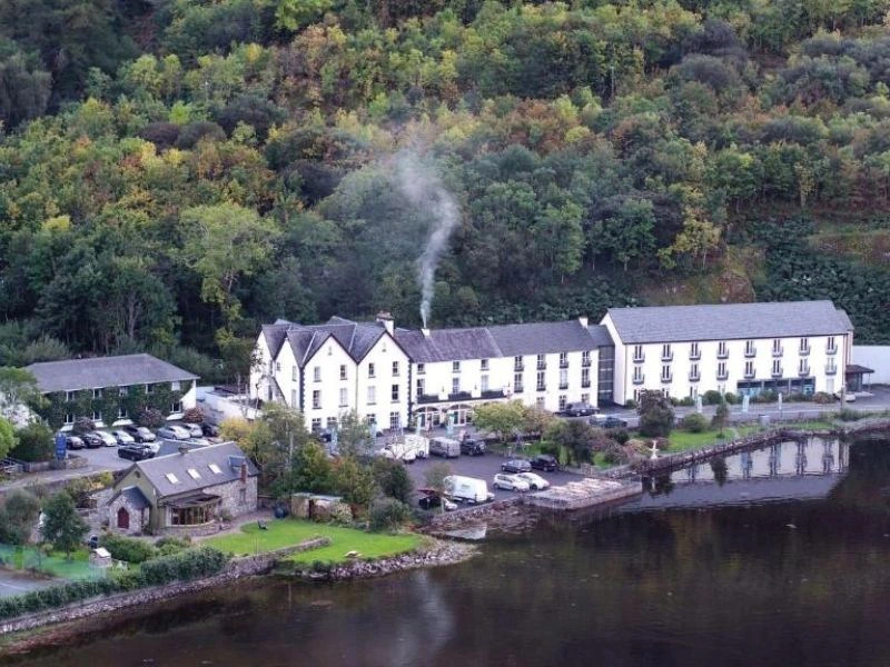 Luftansicht des am Wasser gelegenes Hotels in Connemara