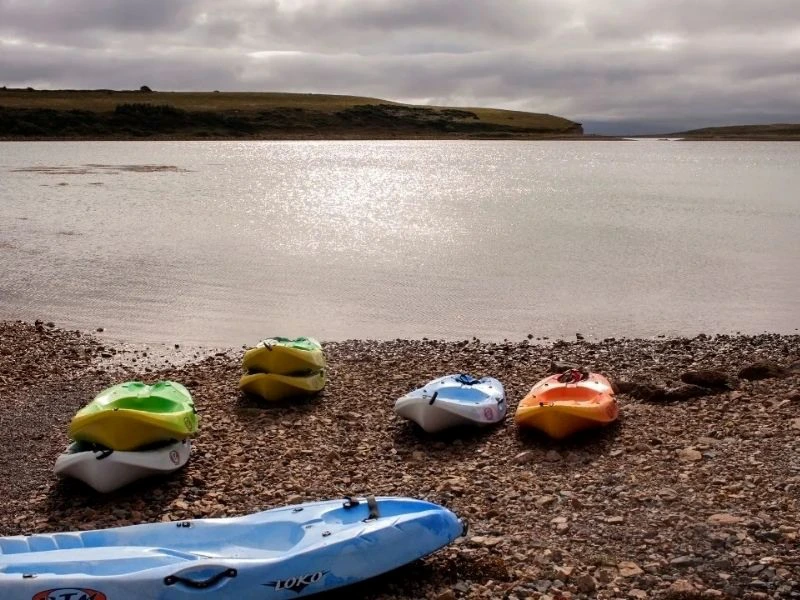 Kajaks liegen am Wasser