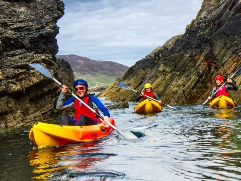 Reisende auf Kajaktour durch die Felsen von Connemara