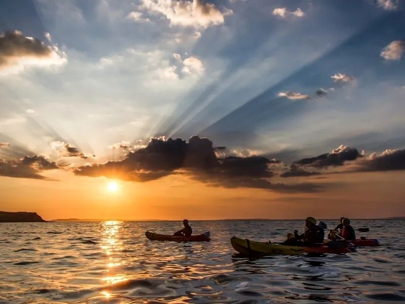 Kajaken auf dem Meer in Irland
