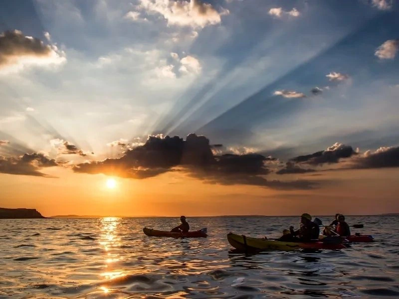 Kajaken auf dem Meer in Irland