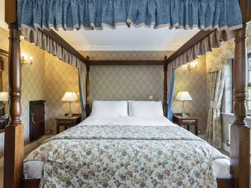 Gemütliches special stay Hotelzimmer mit Doppel Bett.