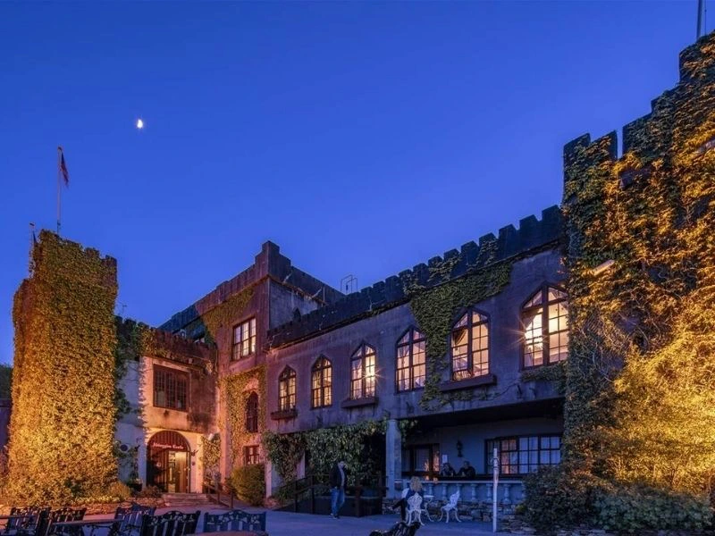 Special Stay Hotel von außen bei Dunkelheit