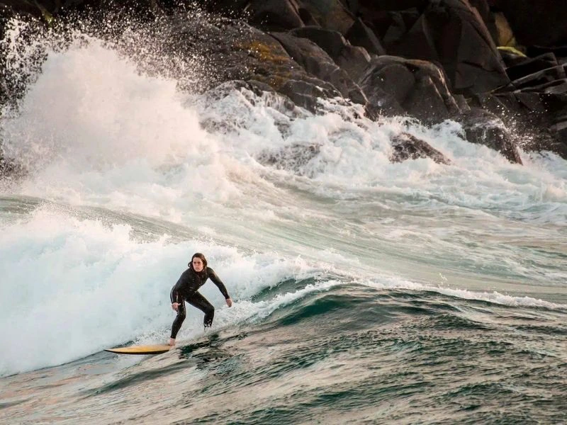 Surfer auf tobender Welle in Connemara