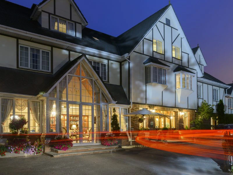 Kinsale Hotel von außen bei Dämmerung