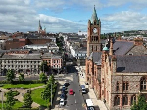 Luftaufnahme der Innenstadt von Derry