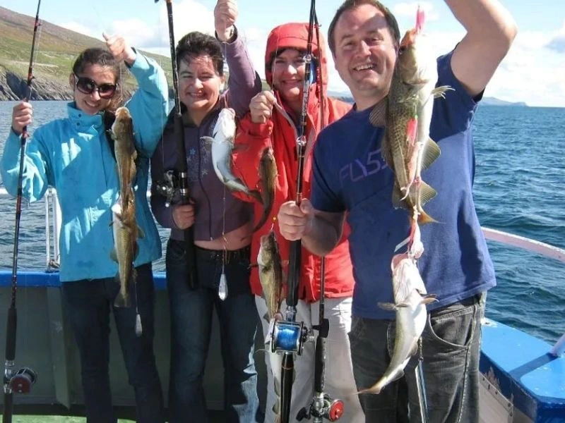 Reisende auf dem Boot mit frisch gefangenem Fisch