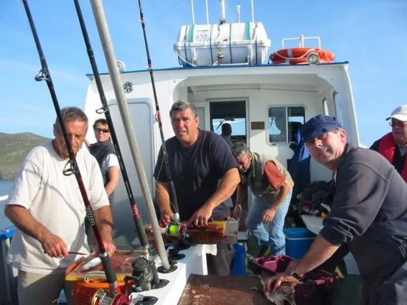 Angelausflug: Reisende auf dem Boot