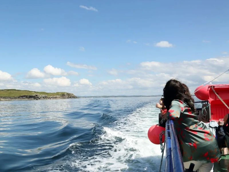 Bootstour zu den Slieve league klippen reisende auf Boot schaut in die Ferne.