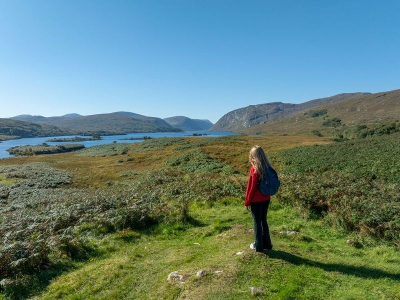 Frau bei Wanderung im Glenveagh Nationalpark