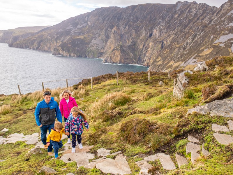 Familie läuft über einen PFad beim Slieve League