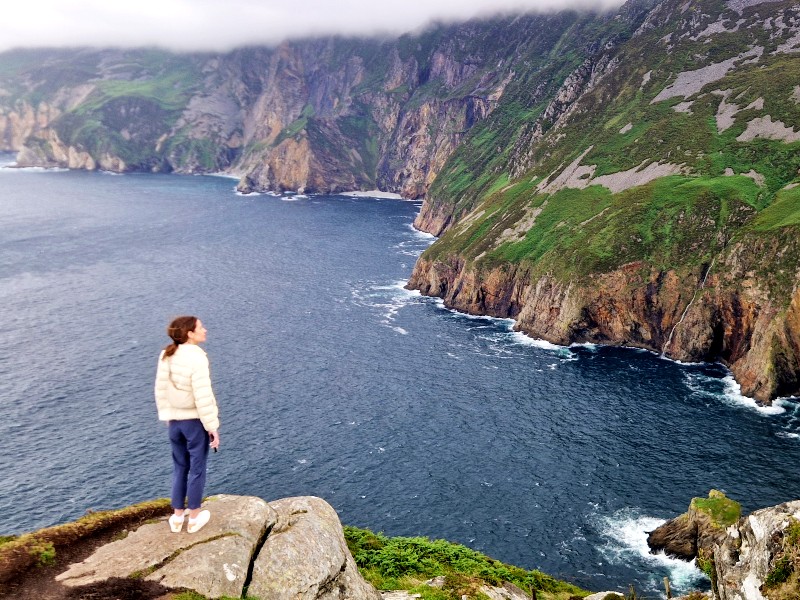 Reisende genießt die Aussie auf den klippen der Slieve league.