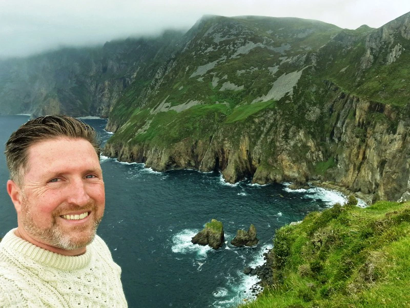 Reisender nimmt ein selfie vor den Slieve League klippen auf.