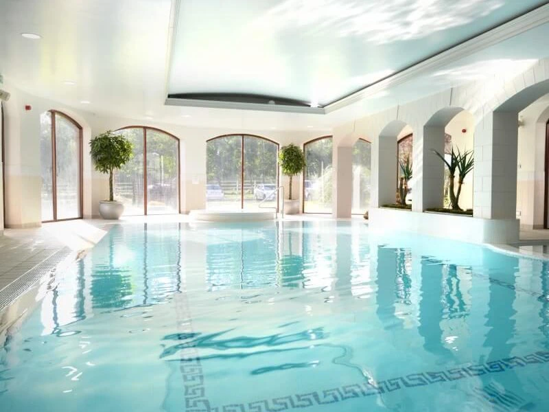 Heller Poolbereich im Hotel in Donegal