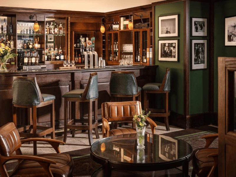 Landestypische Hotelbar in Donegal